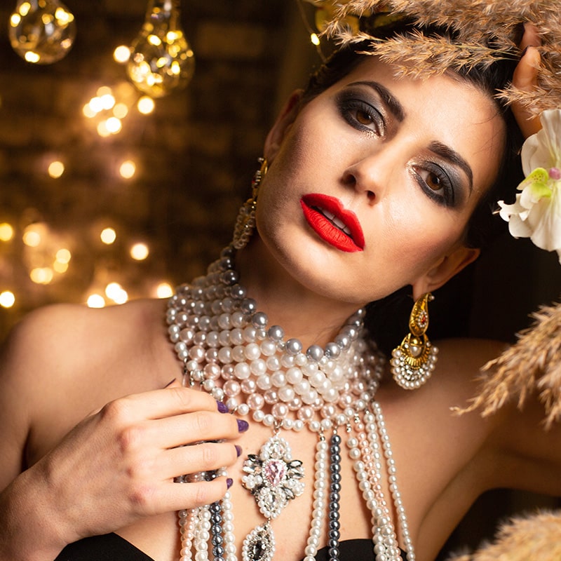 How To Match Jewelry With Makeup: Expert Tips for Flawless Style