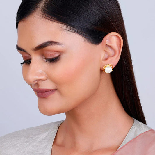 Choosing the Perfect Pearl Earrings for Your First Formal Event