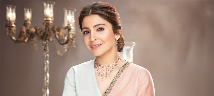 Layer Up: How to Style Statement Necklaces for Holiday Parties