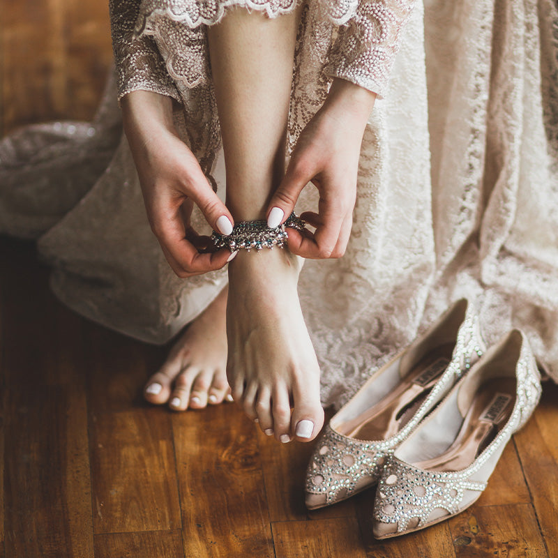 Capture her heart with a dazzling silver anklet!