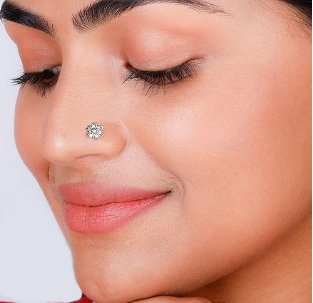 अलग-अलग तरह के चेहरे के लिए बिल्कुल सही तरीके से तैयार किए गए नवीनतम नोज पिन स्टाइल को शान से दिखाएँ