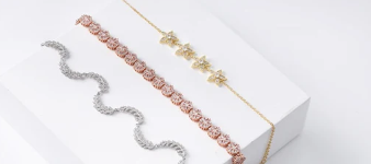 नए साल के अनोखे लुक के लिए आप आभूषणों के टुकड़ों का मिश्रण और मिलान कैसे कर सकते हैं?