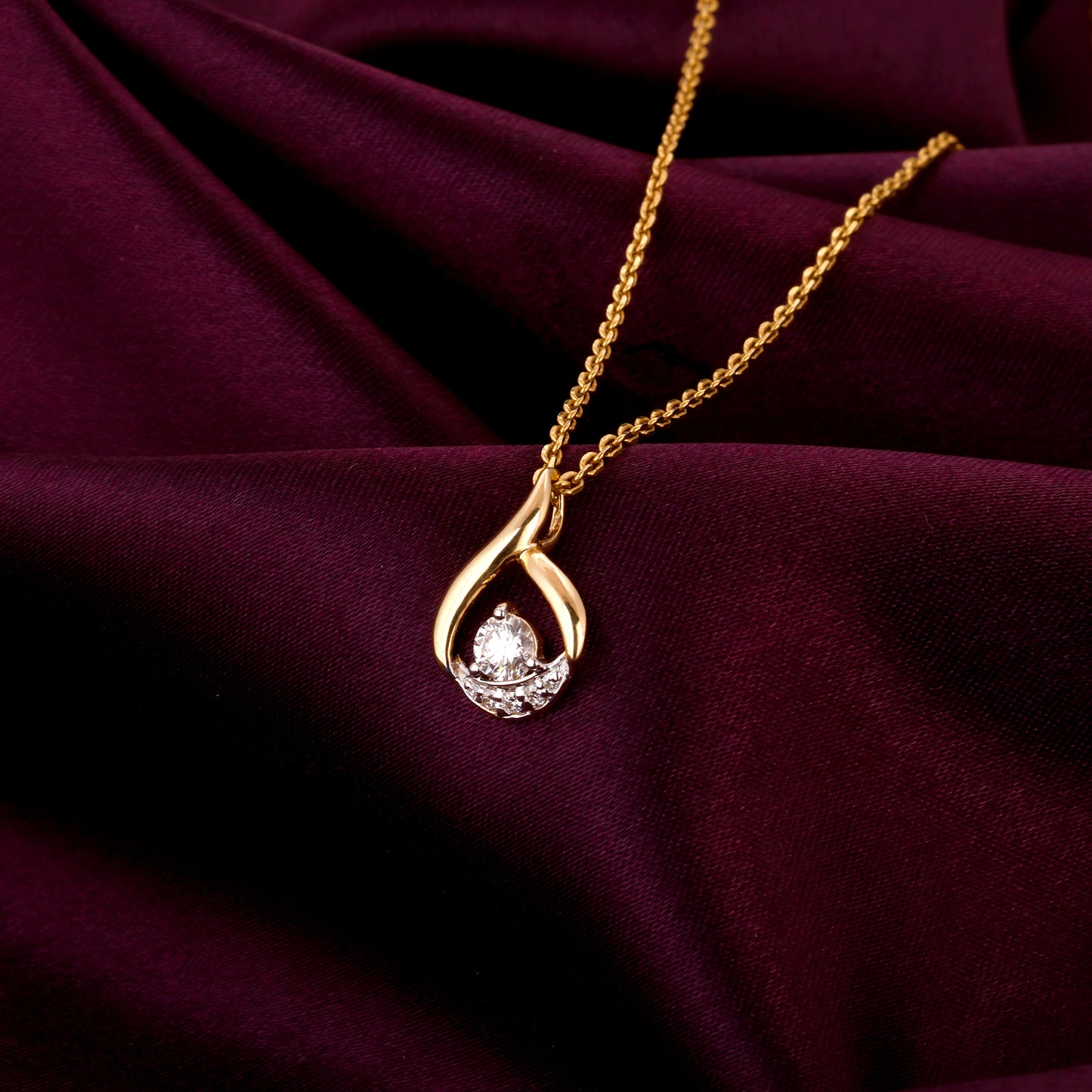 Gold Charming Dew Drops Diamond Pendant