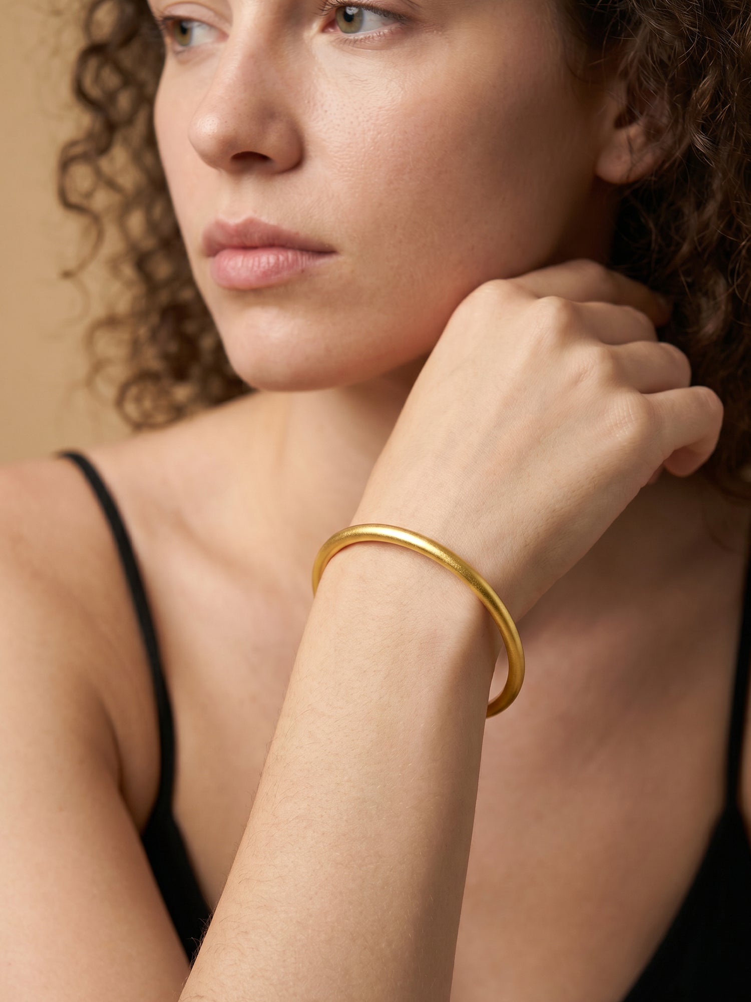 OnnMe by GIVA Clean Core Gold Plated Bangle