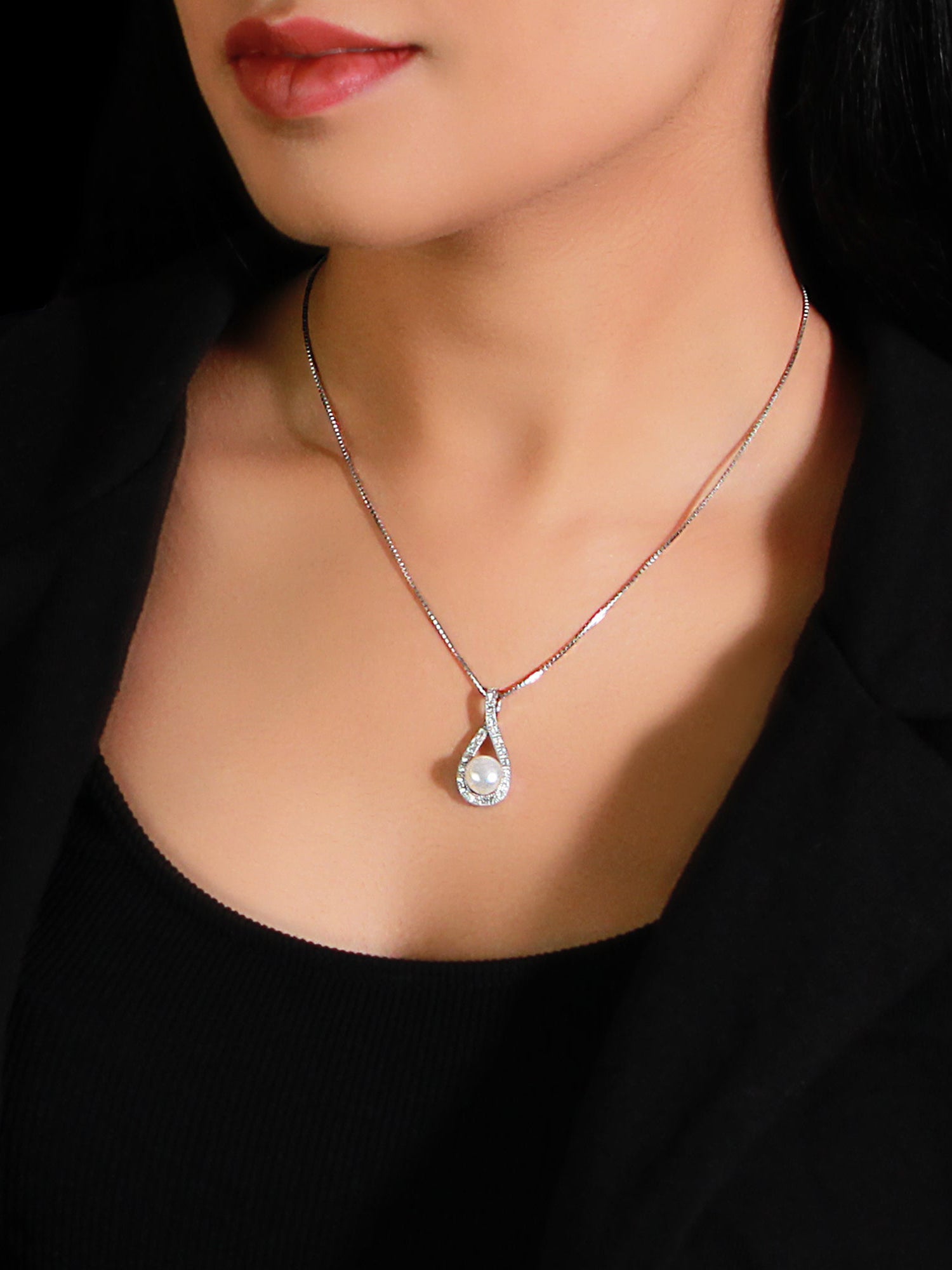 Kriti Sanon Silver Tear Drop Pearl Pendant With Link Chain