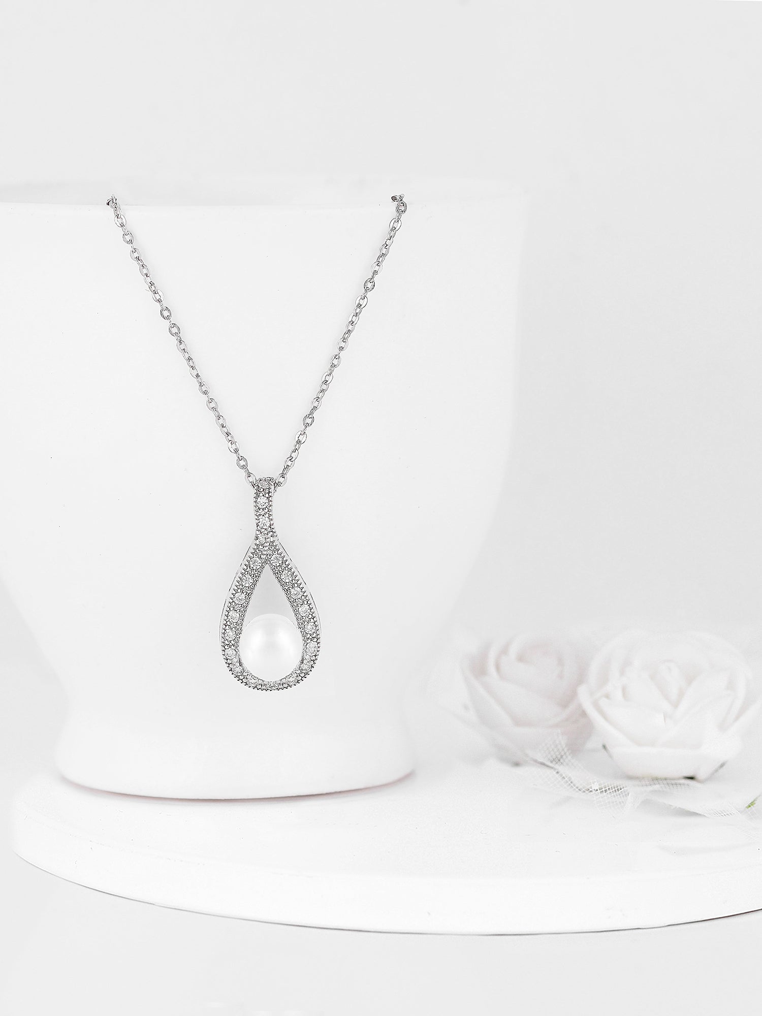 Kriti Sanon Silver Tear Drop Pearl Pendant With Link Chain