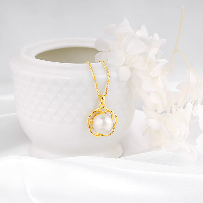 Golden Nested Pearl Pendant With Link Chain
