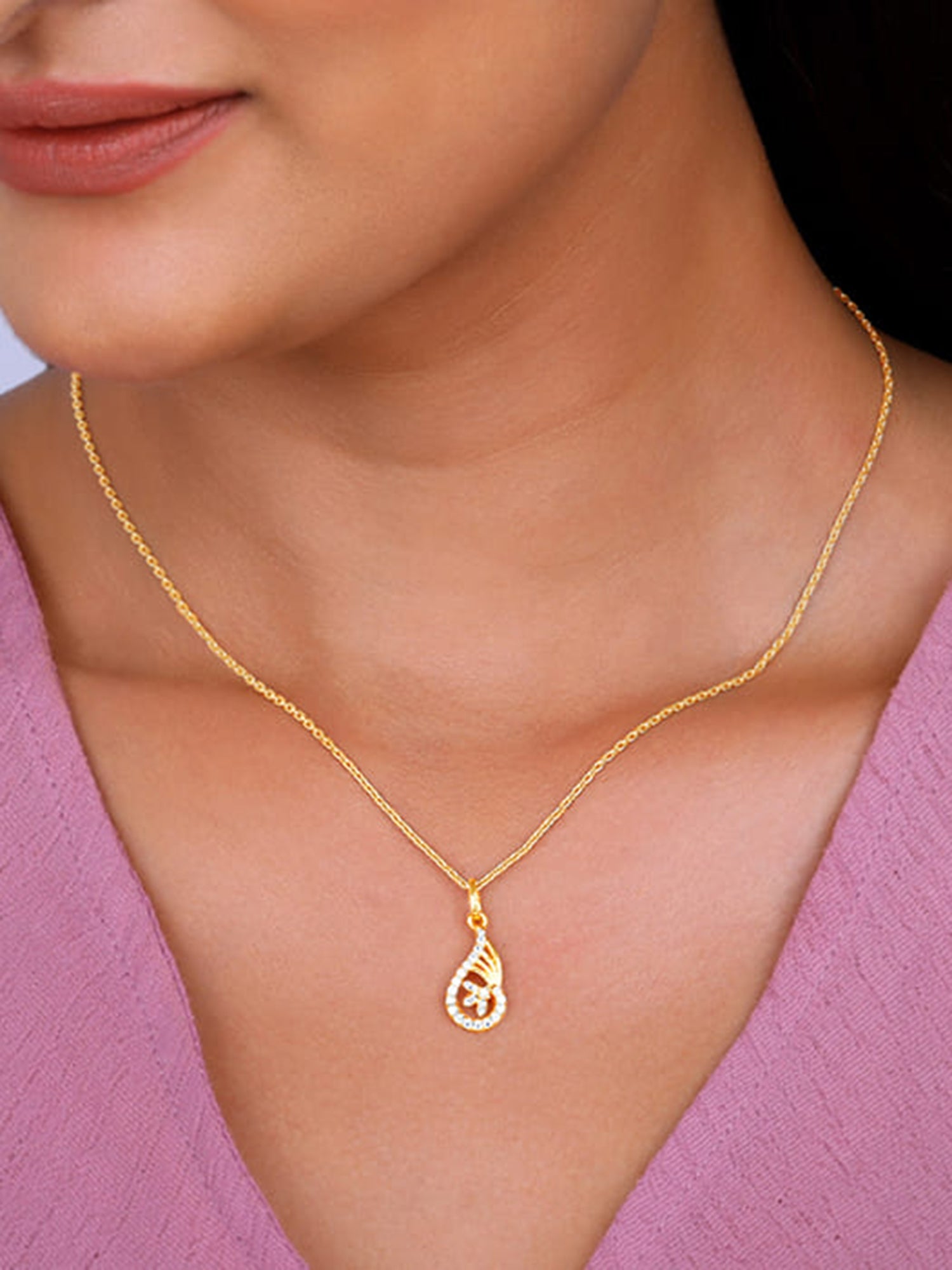 Golden Aria Pendant with Link Chain
