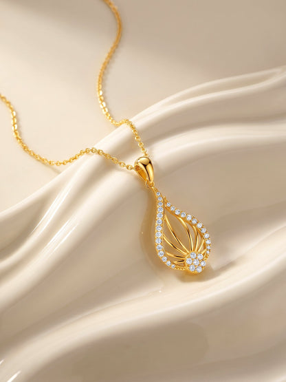 Golden Glint Pendant With Link Chain
