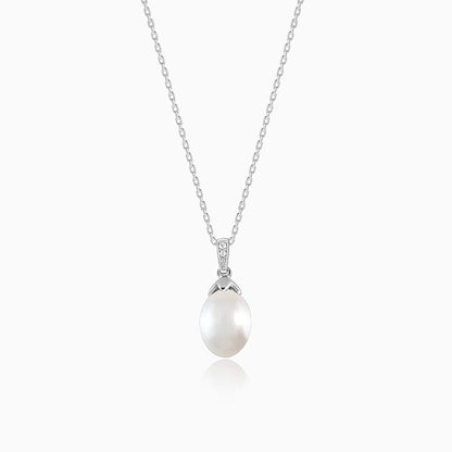 Silver Pearly Hug Pendant with Link Chain