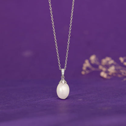 Silver Pearly Hug Pendant with Link Chain