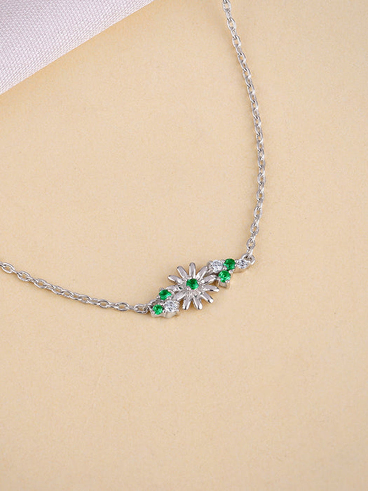 Silver Dreamy Flower Necklace