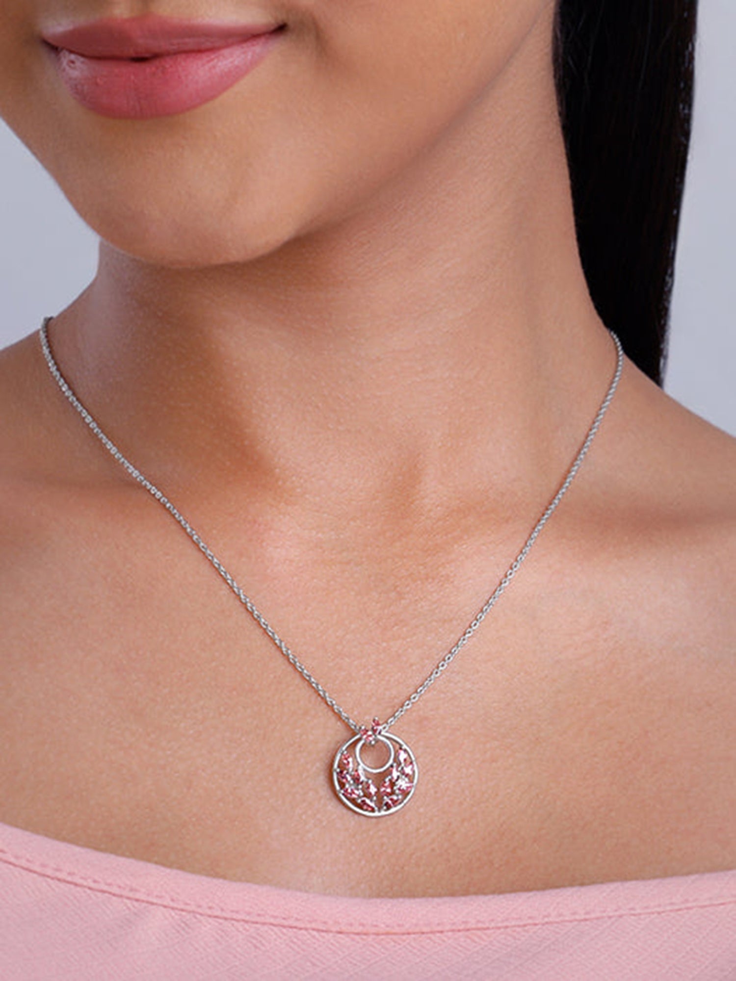 Silver Pretty Leaf Pendant With Link Chain