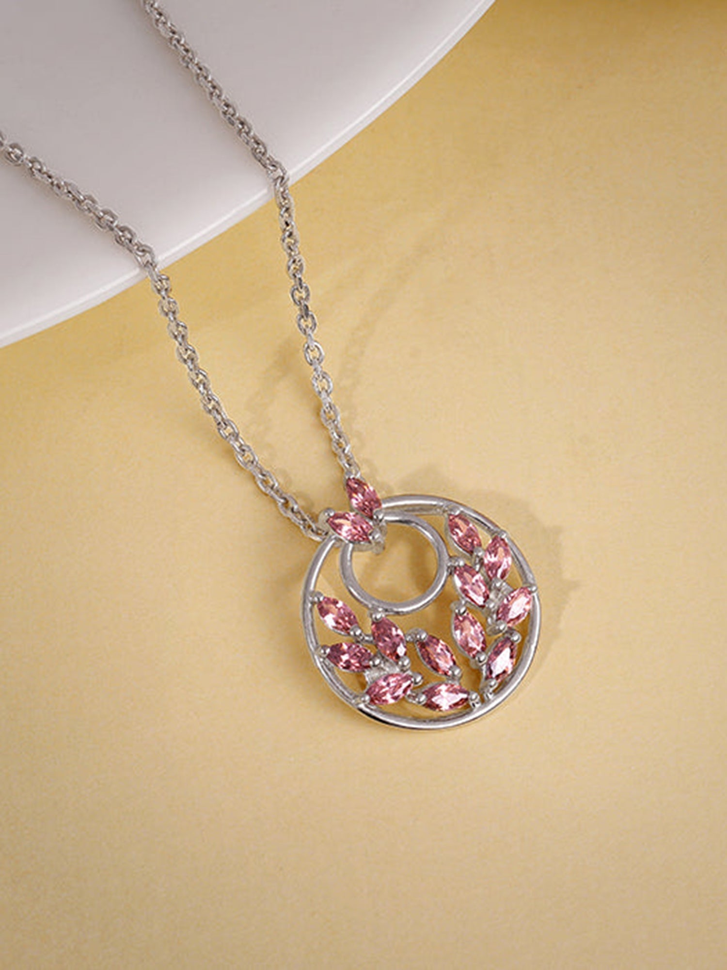 Silver Pretty Leaf Pendant With Link Chain