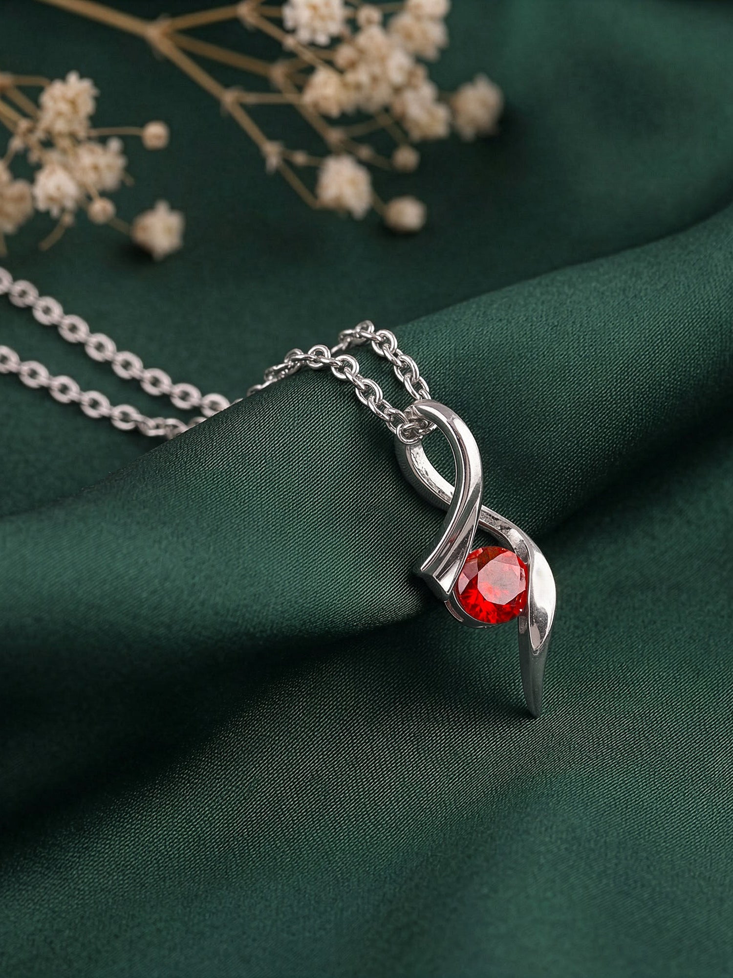 Silver Eesha Pendant With Link Chain