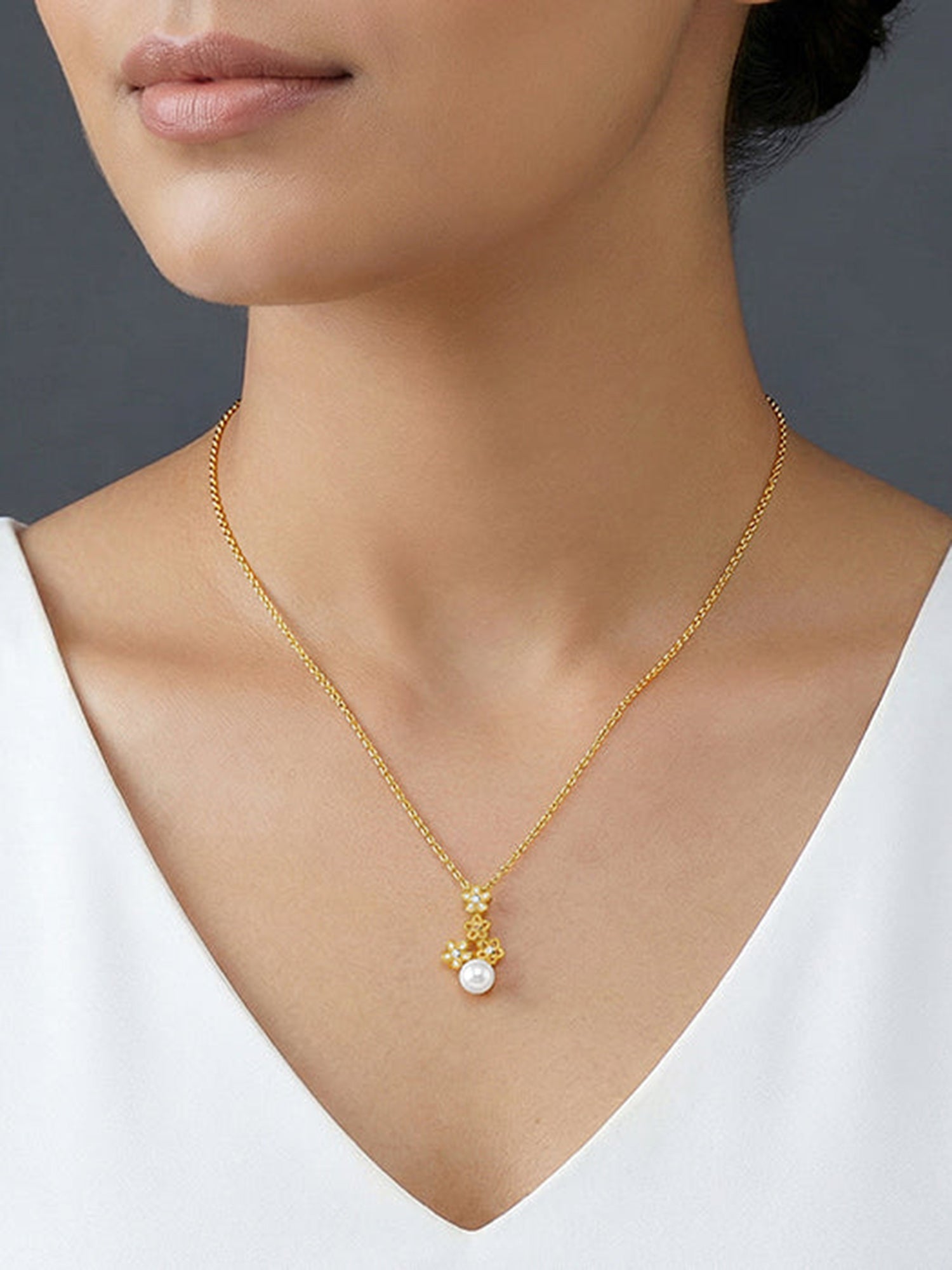 Golden Julia Pearl Pendant With Link Chain