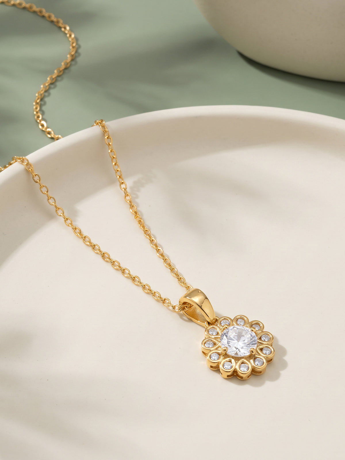 Golden Estrella Pendant With Link Chain