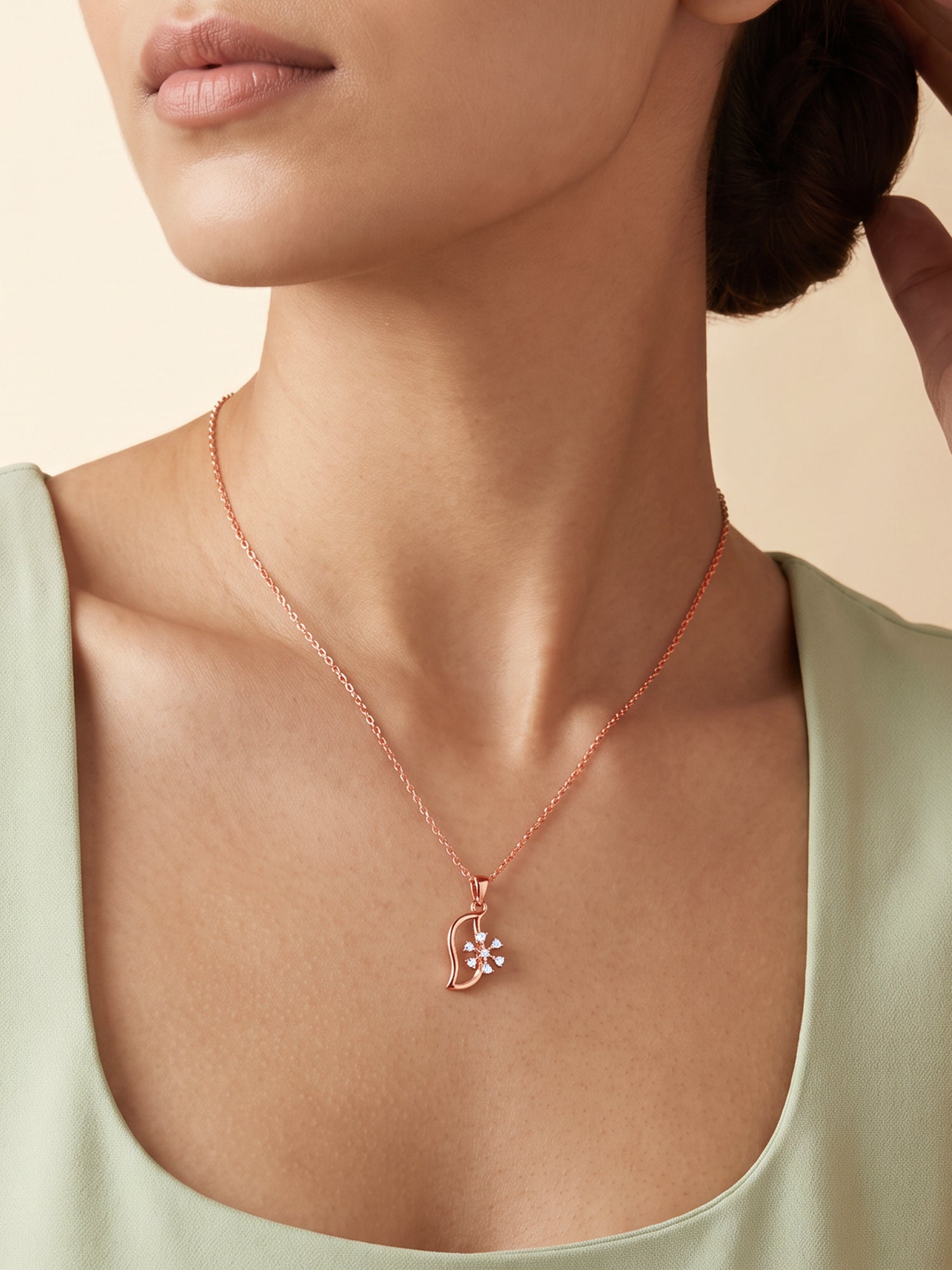 Rose Gold Snowflakes Pendant With Link Chain