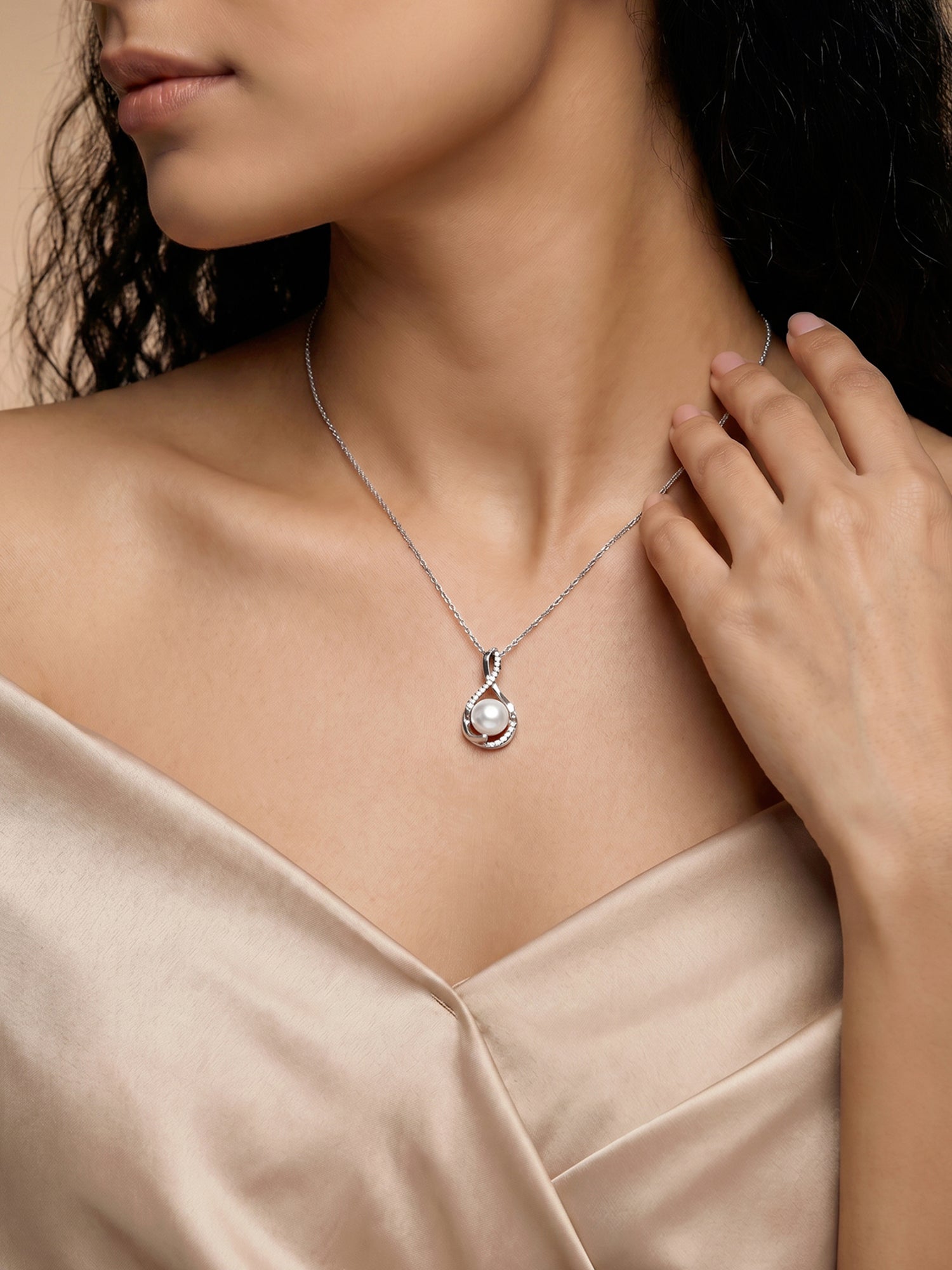 Kriti Sanon Silver Loop Pearl Pendant With Link Chain