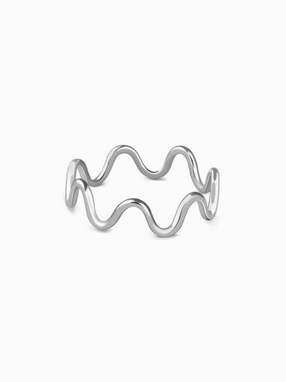 Kriti Sanon Silver Classic Wave Ring