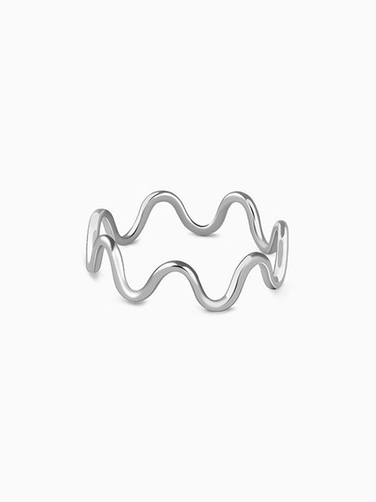 Kriti Sanon Silver Classic Wave Ring