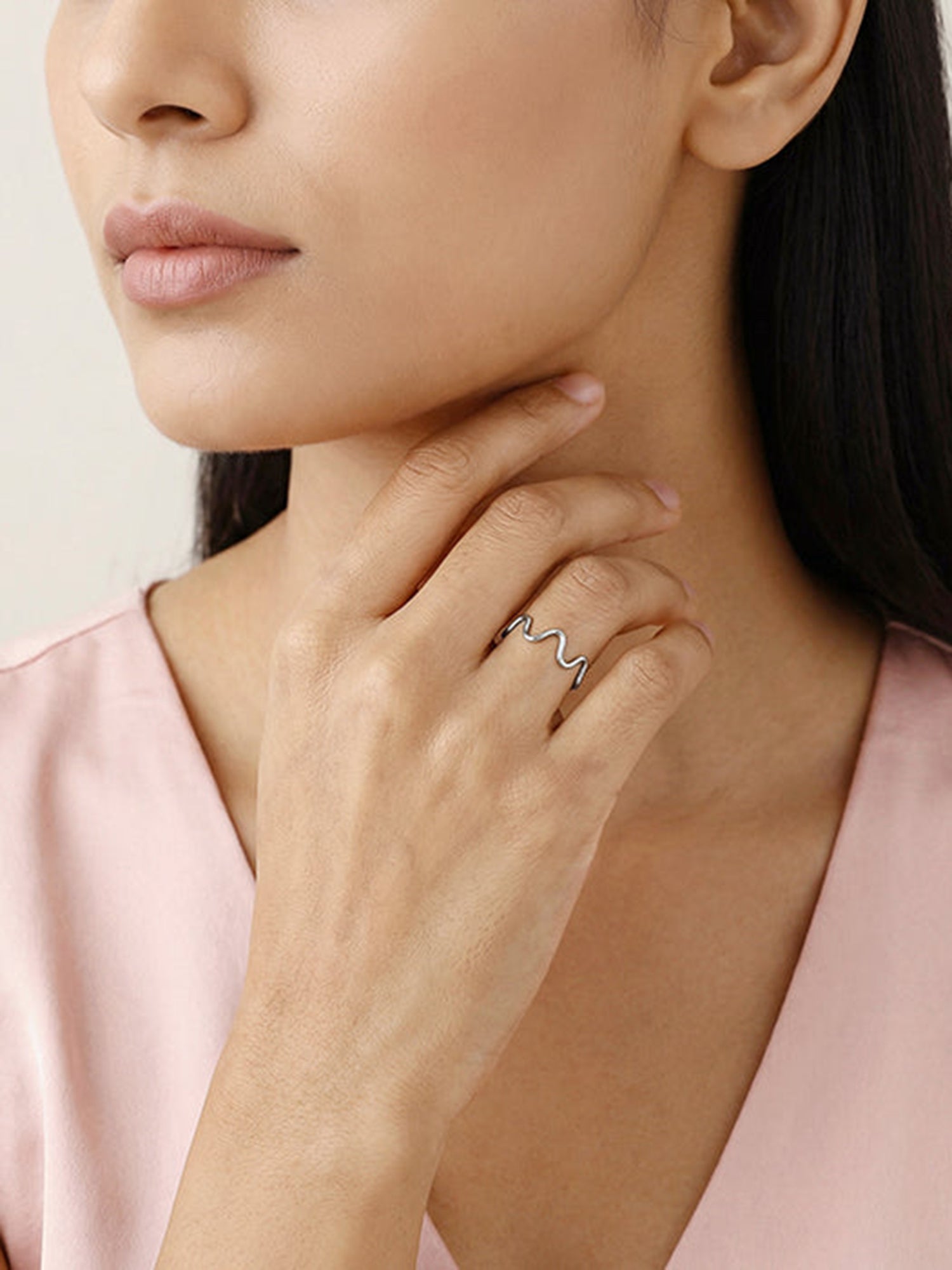 Kriti Sanon Silver Classic Wave Ring