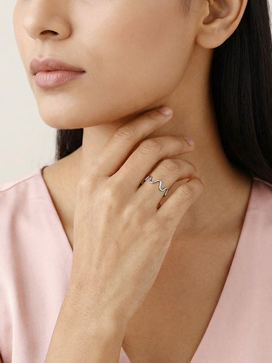 Kriti Sanon Silver Classic Wave Ring