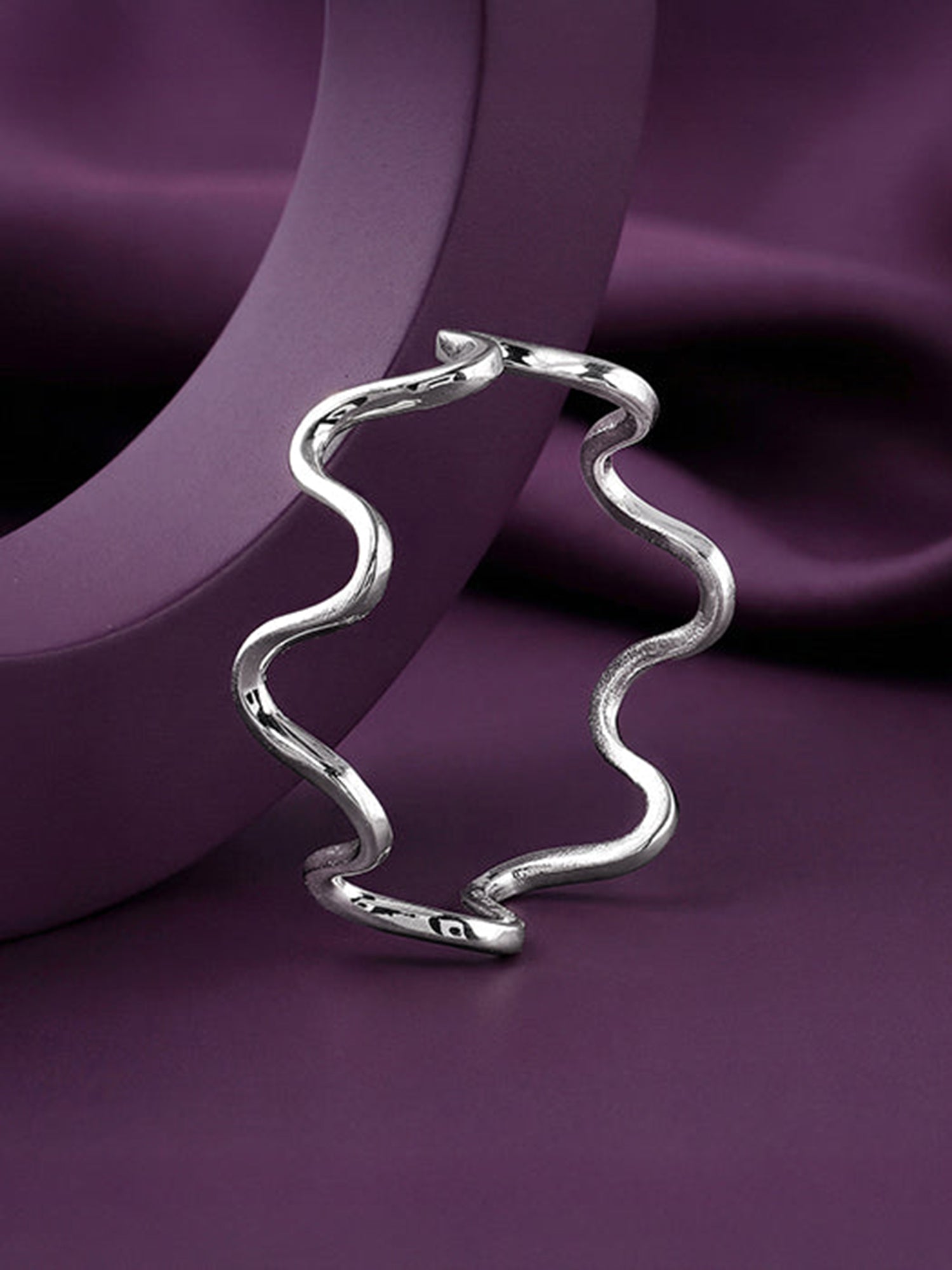 Kriti Sanon Silver Classic Wave Ring