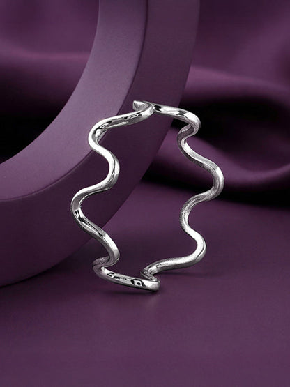 Kriti Sanon Silver Classic Wave Ring