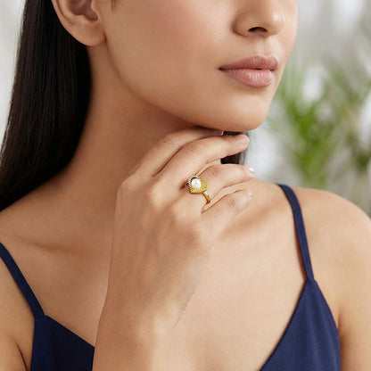 Kriti Sanon Golden Pearl Pulse Heart Ring