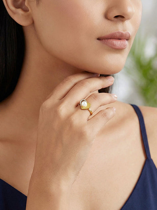 Kriti Sanon Golden Pearl Pulse Heart Ring