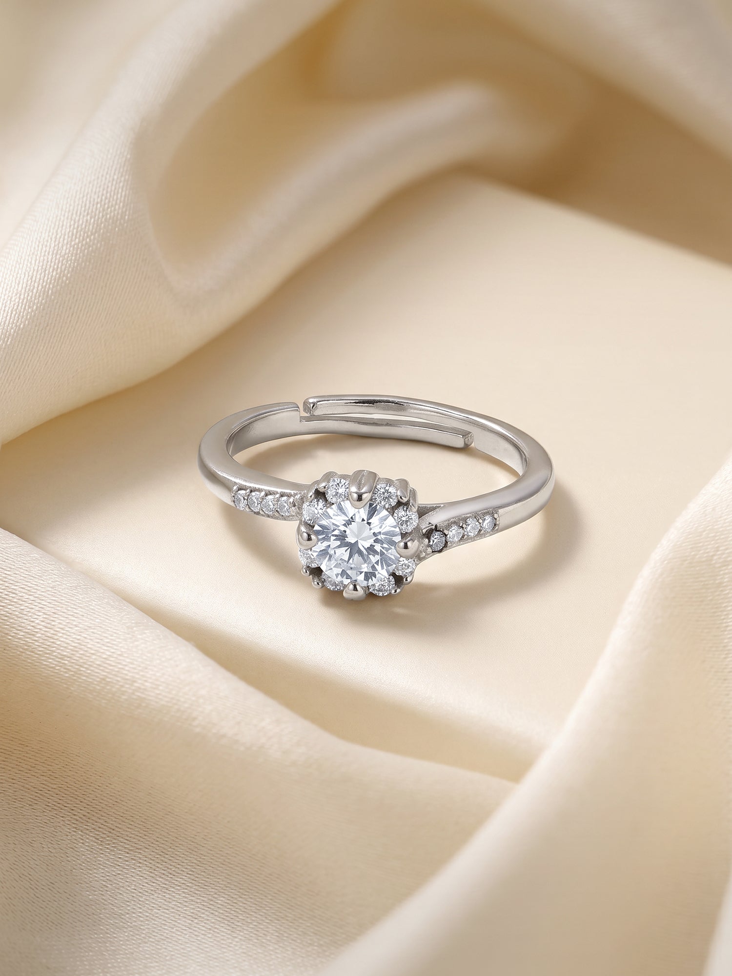 Kriti Sanon Silver Zircon Twist Ring