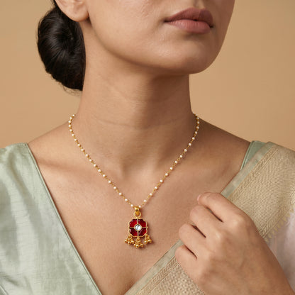 Golden Kavita Pendant With Link Chain