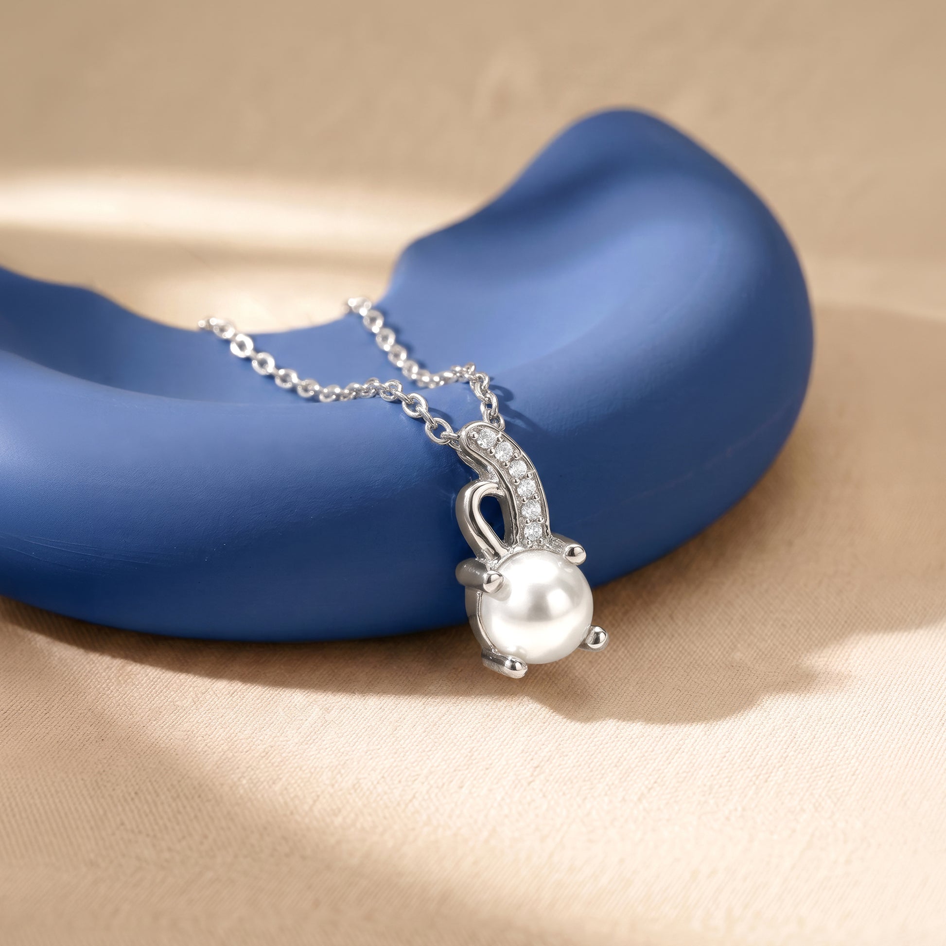 Silver Pretty Crest Pearl Pendant With Link Chain