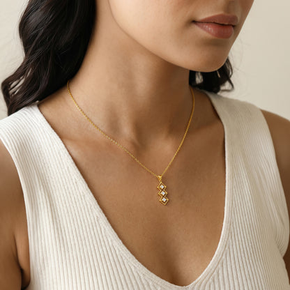 Golden Eryndor Pendant With Link Chain