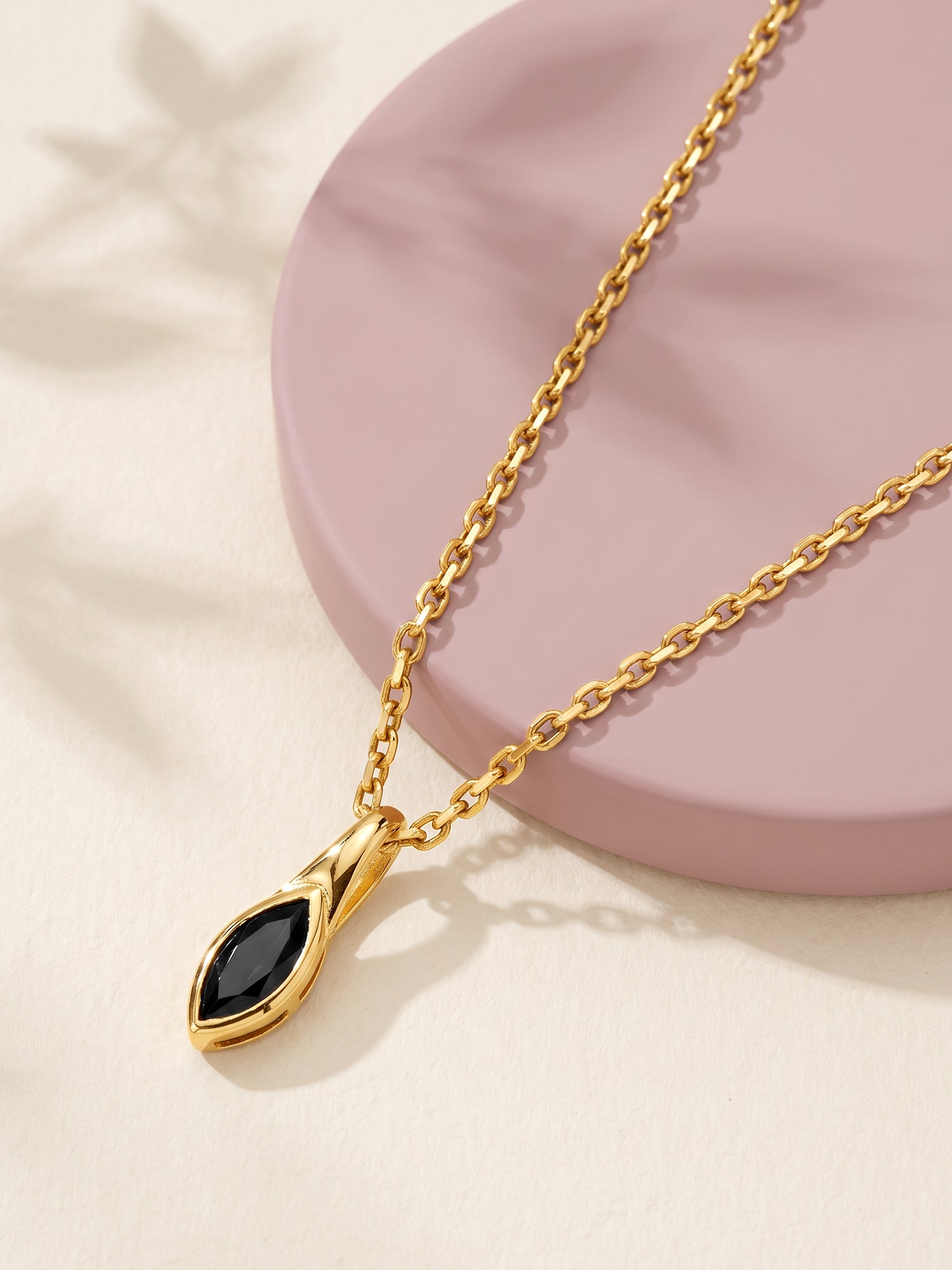 Golden Estelle Pendant With Link Chain