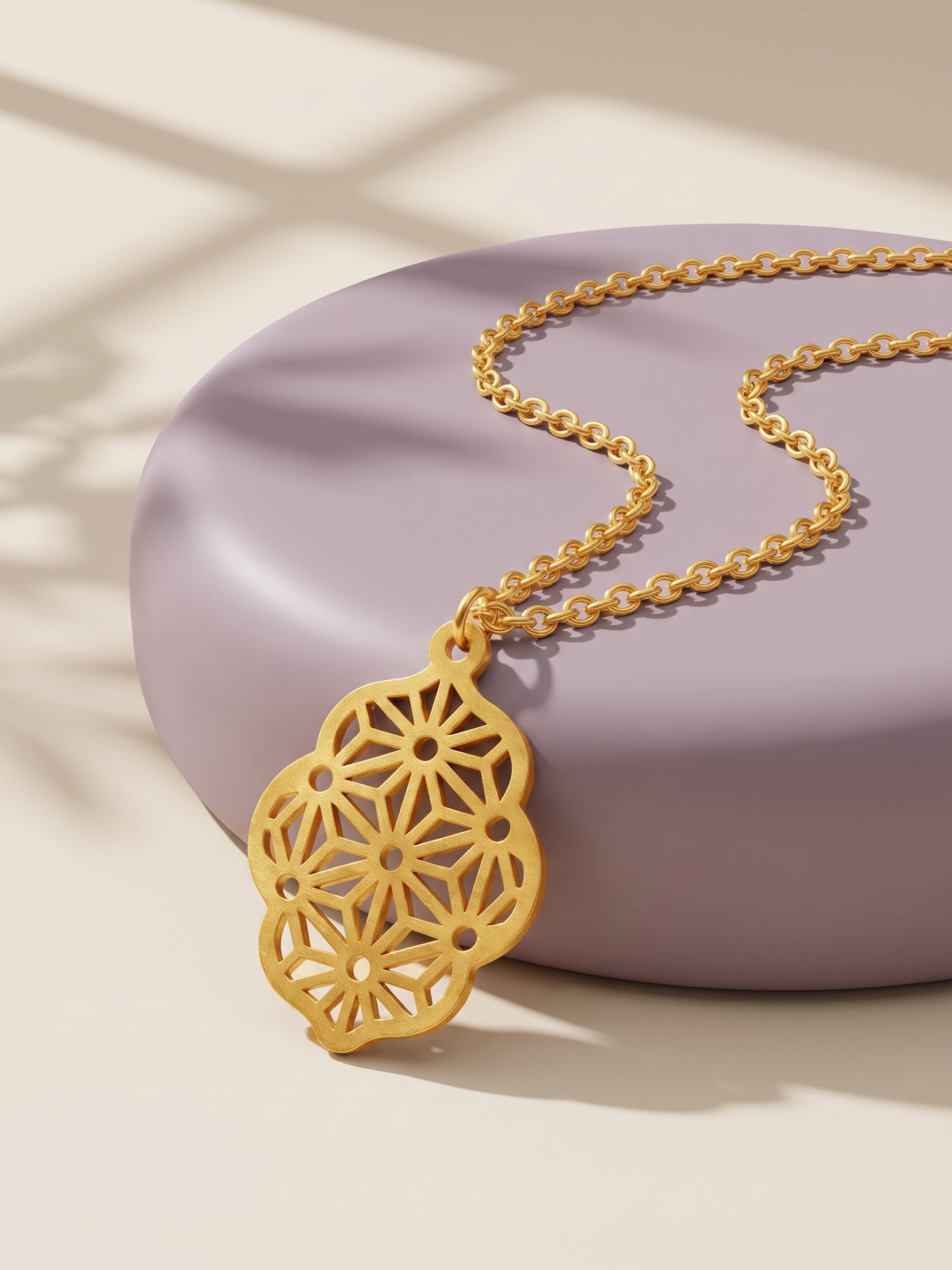 Golden Luxora Pendant With Link Chain