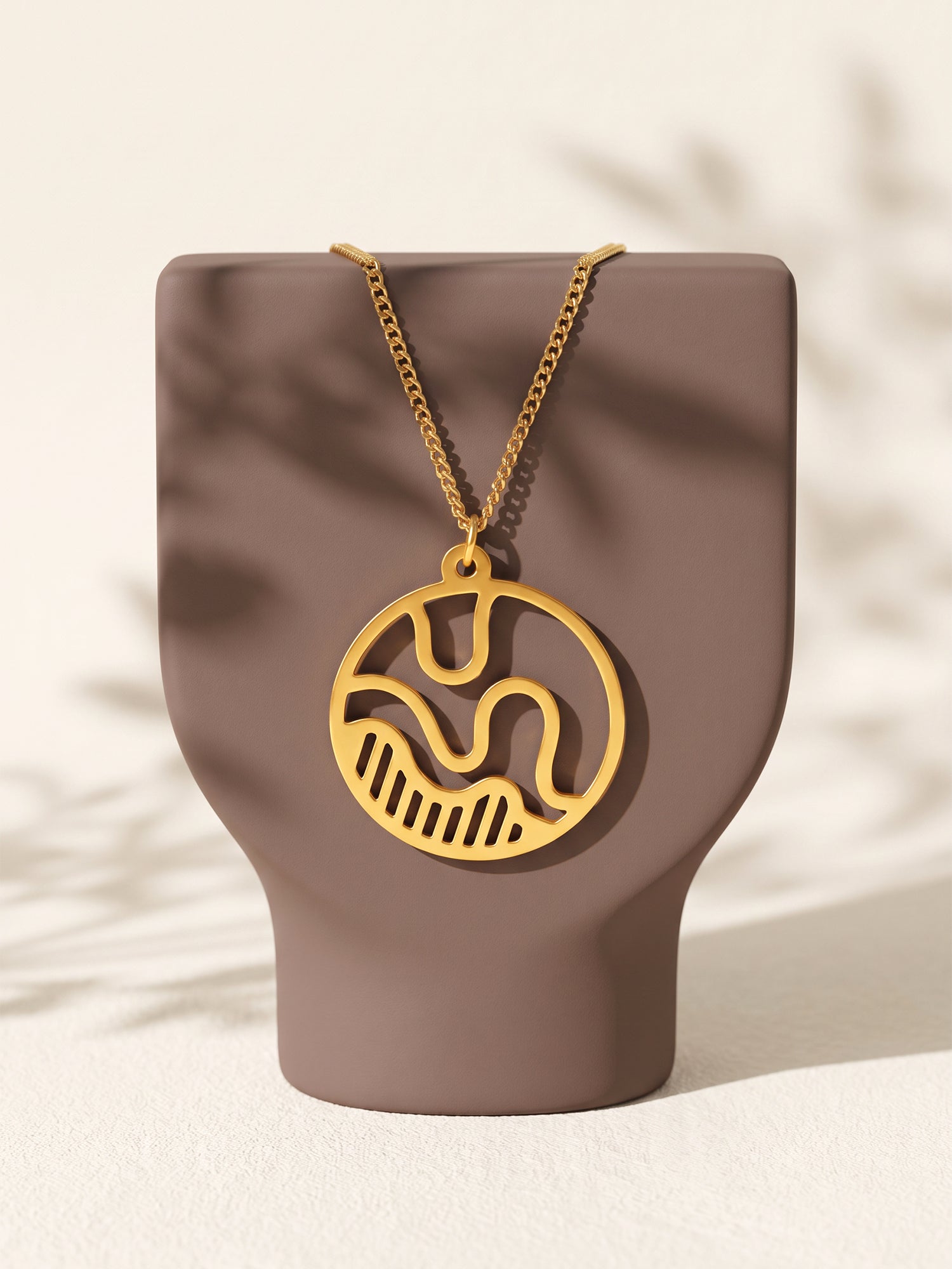 Golden Felicitas Pendant With Link Chain