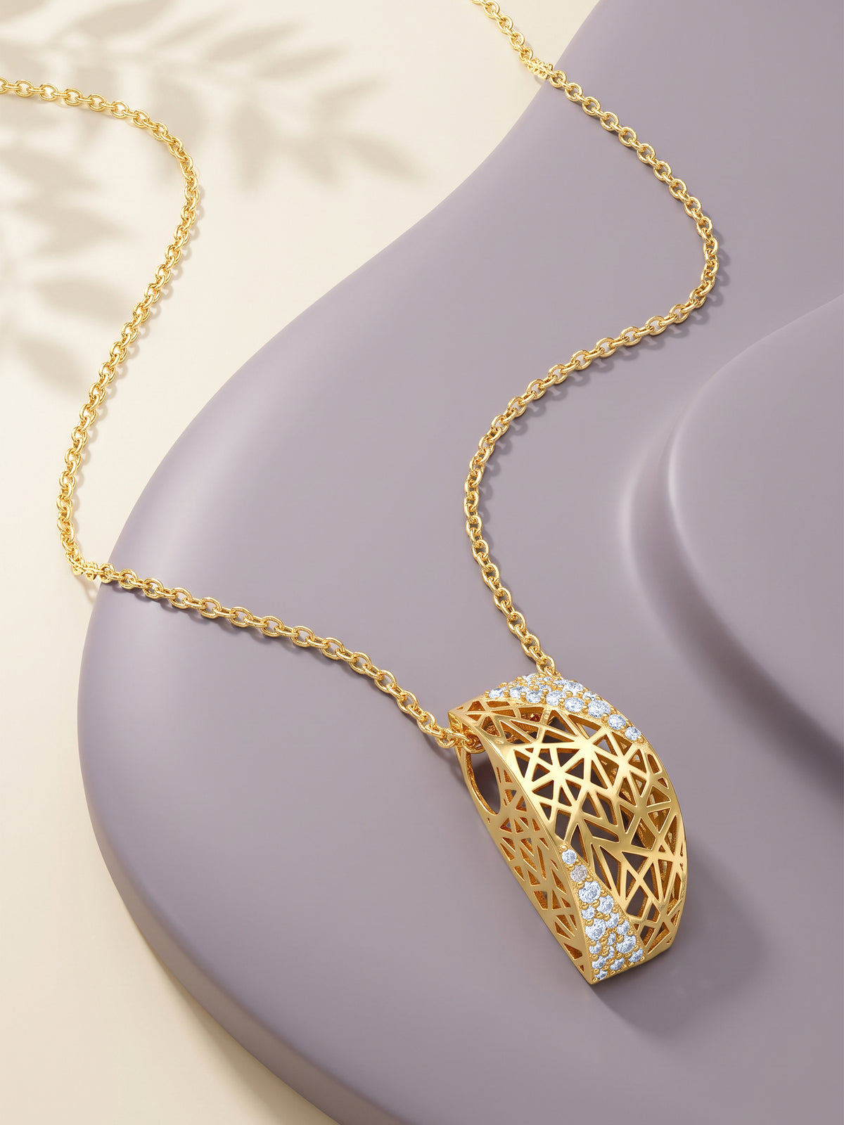 Golden Mariela Pendant With Link Chain