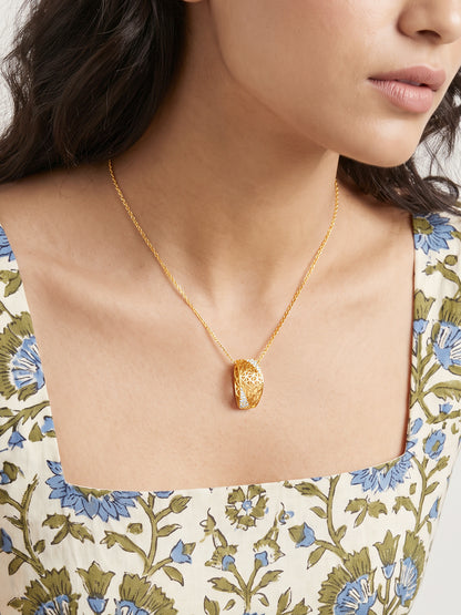 Golden Mariela Pendant With Link Chain