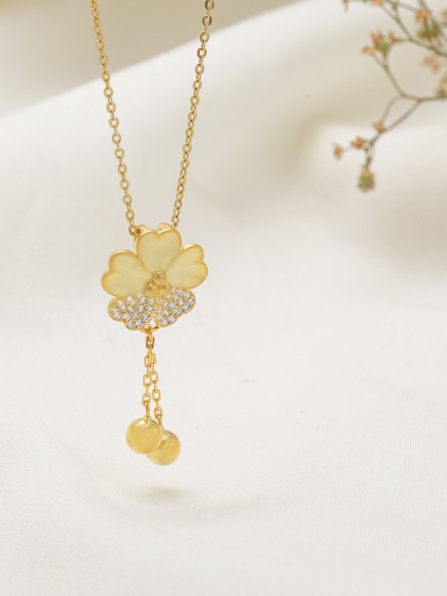 Golden Clover Dangle Pendant with Link Chain