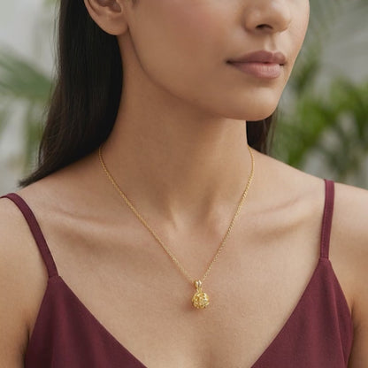Golden Dreamy Shine Pendant With Link Chain