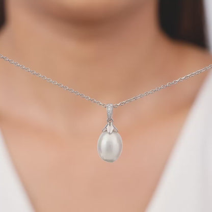 Silver Pearly Hug Pendant with Link Chain