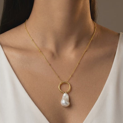 Golden Ava Pearl Pendant With Link Chain