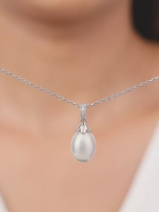 Silver Pearly Hug Pendant with Link Chain