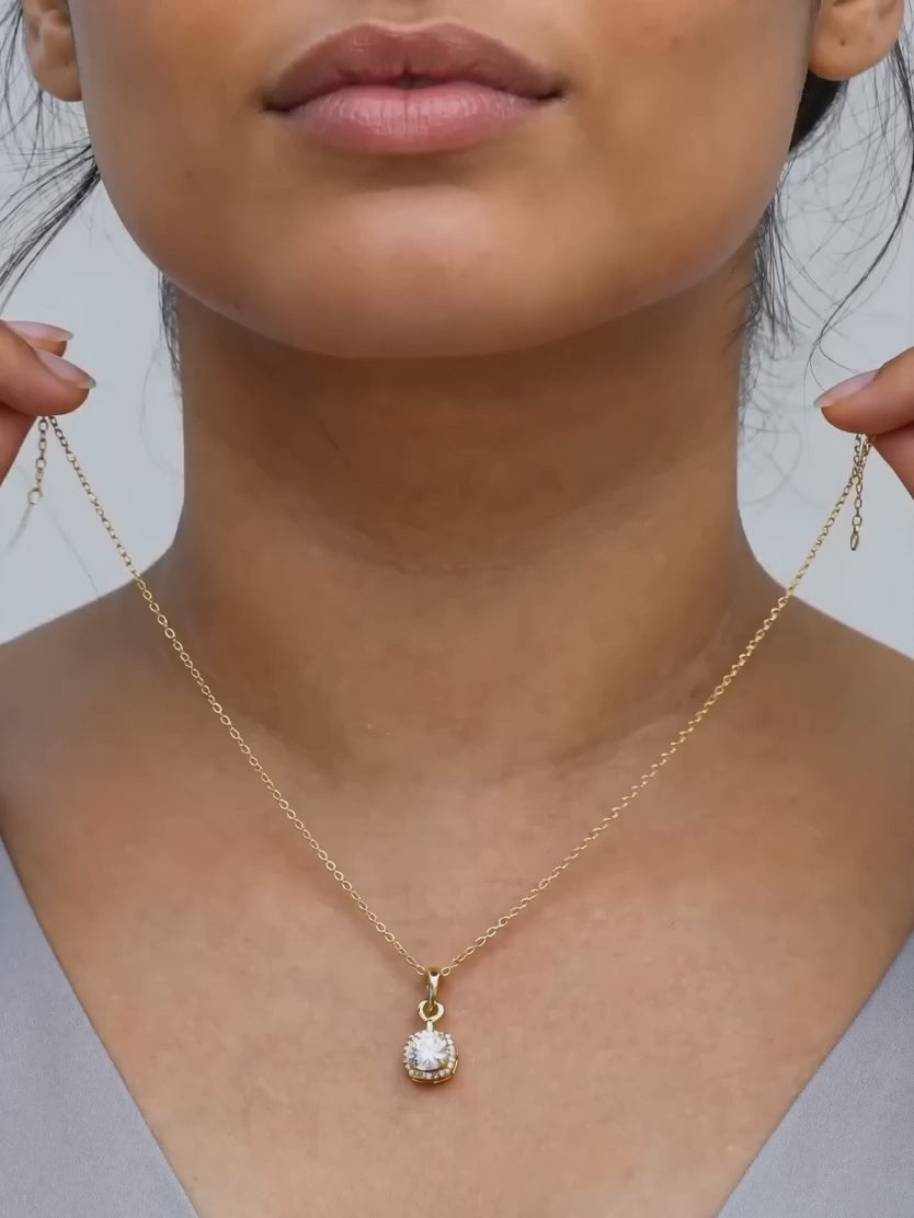 Golden Classy Solitaire Pendant With Link Chain
