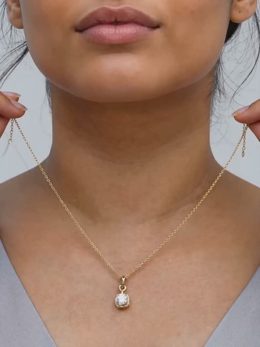 Golden Classy Solitaire Pendant With Link Chain