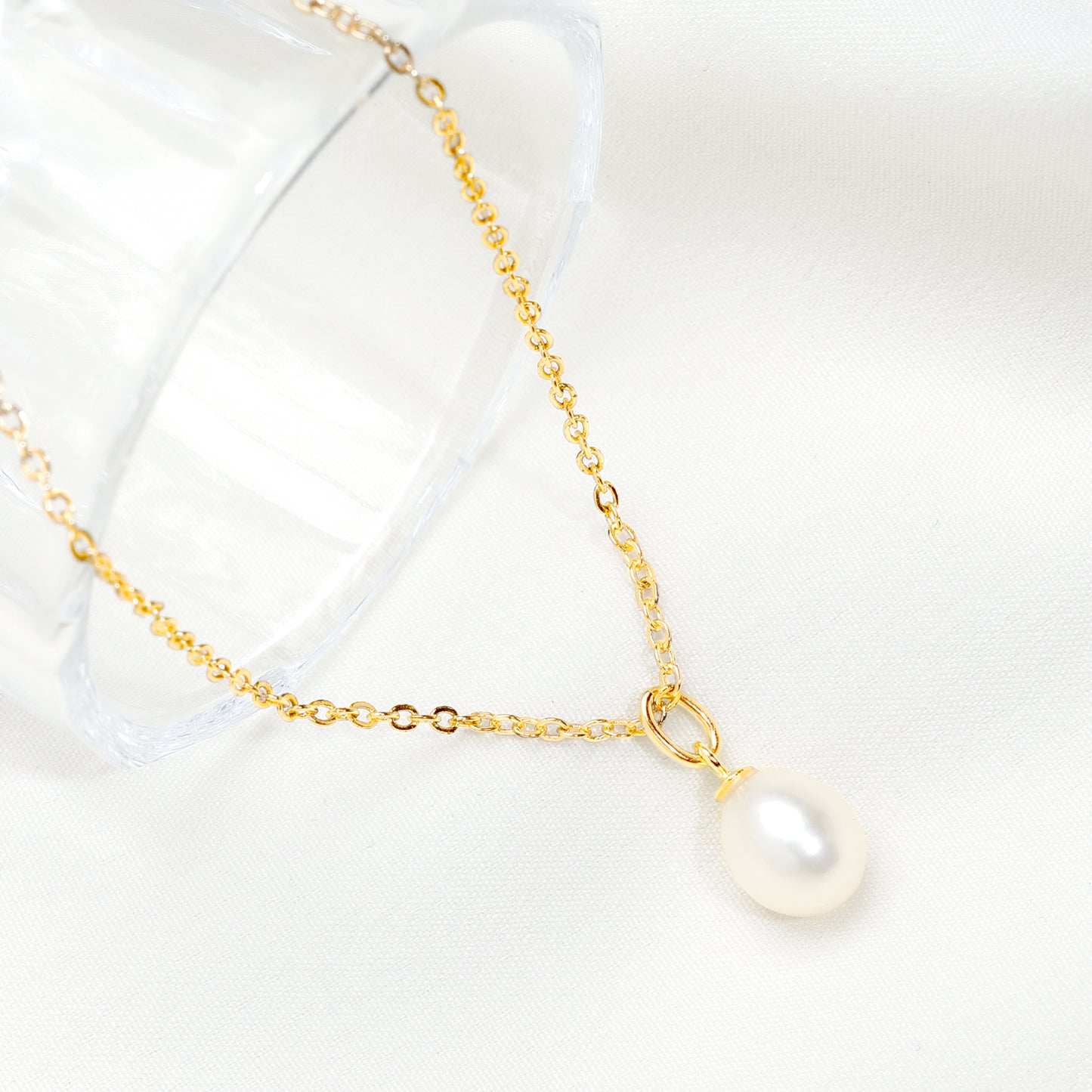 Golden Minimal Pearl Pendant with Link Chain