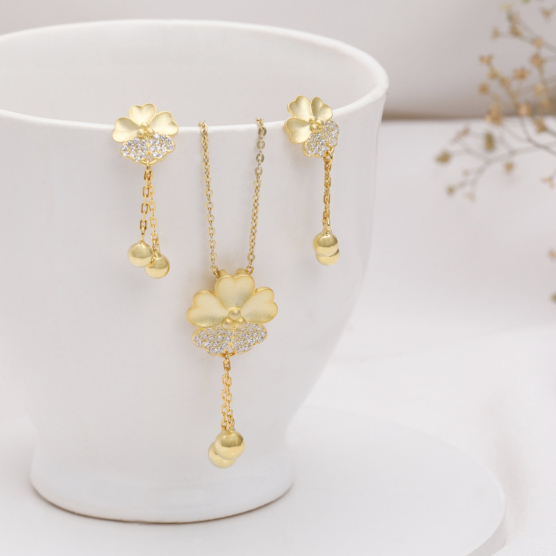 Golden Clover Dangle Set with Link Chain